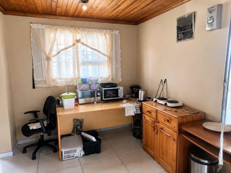A VERY NEAT JUST MOVE PROPERTY FOR SALE IN MANDELA PARK - Photo 3