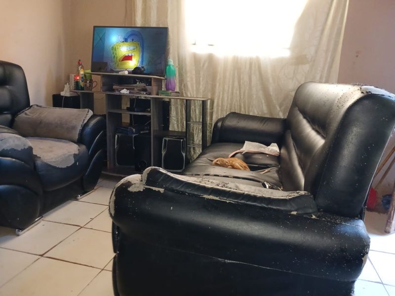 2 Spacious bedrooms house in Freedom Park Gauteng  - Photo 6