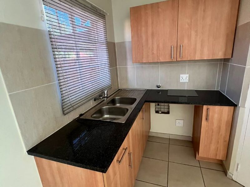  2-Bedroom Apartment to Rent in Arabella Complex - Photo 2