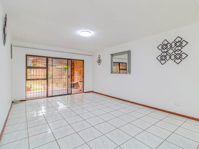 Secure & Stylish 2-Bedroom Townhouse – Perfect for First-Time Buyers or Downsizers! - Photo 5