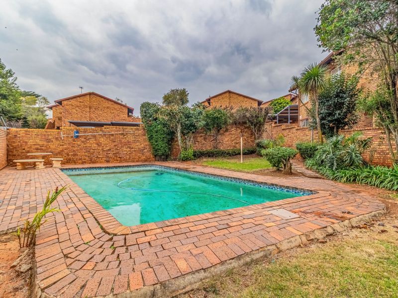 Secure & Stylish 2-Bedroom Townhouse – Perfect for First-Time Buyers or Downsizers! - Photo 1