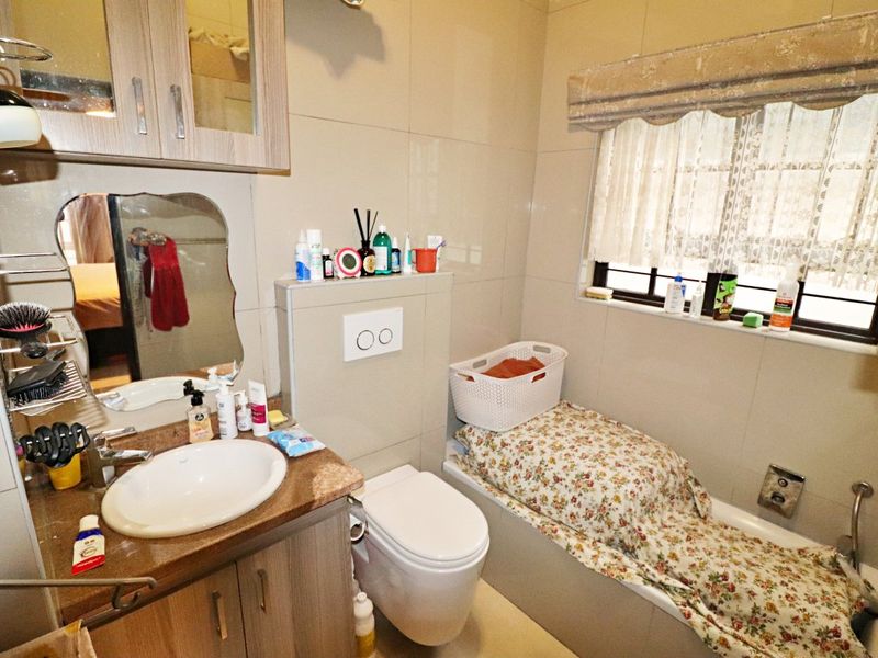 Spacious Ground Floor 3-Bedroom Townhouse in a Secure Complex! - Photo 4