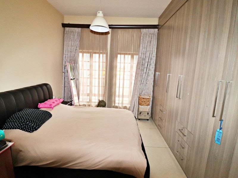 Spacious Ground Floor 3-Bedroom Townhouse in a Secure Complex! - Photo 3