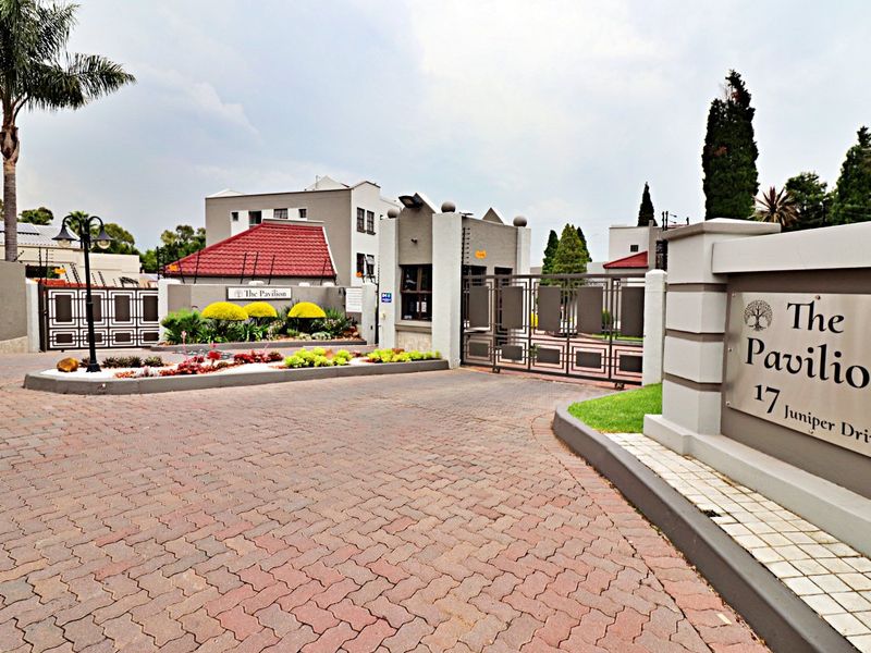 Spacious Ground Floor 3-Bedroom Townhouse in a Secure Complex! - Photo 1