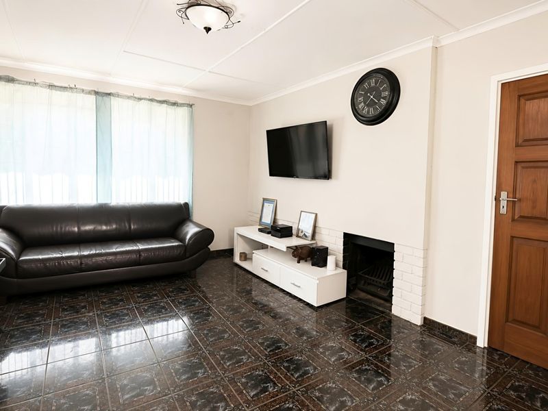 3 Bedrooms home for sale in Sasolburg close to high school and primary school  - Photo 2