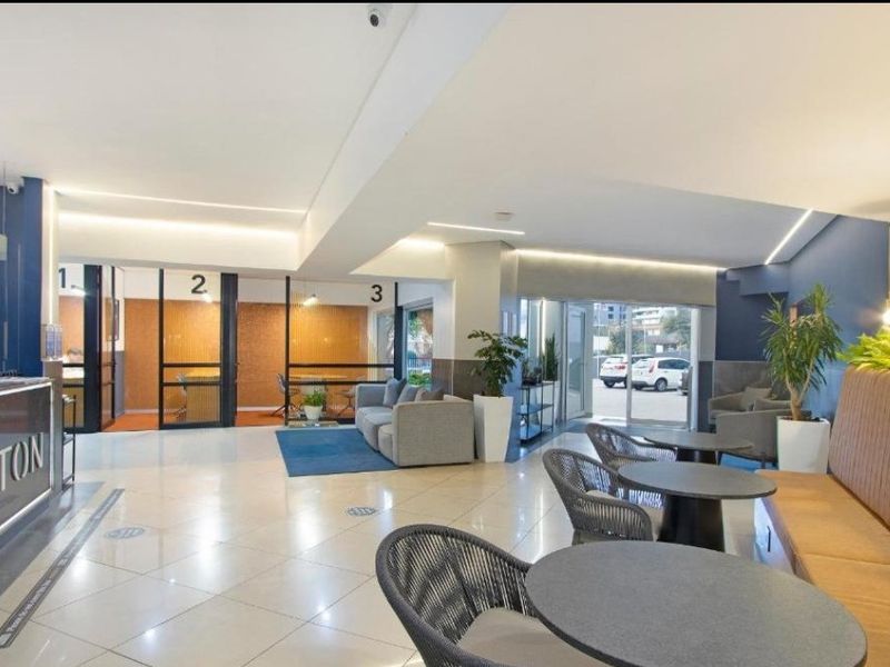 Chic Rosebank flat with stylish flow and views - Photo 3