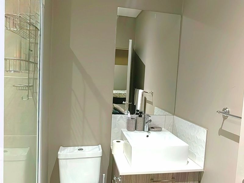 Chic Rosebank flat with stylish flow and views - Photo 10