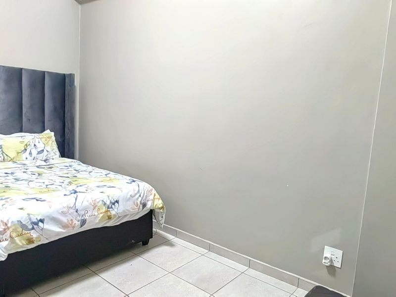 Chic Rosebank flat with stylish flow and views - Photo 8