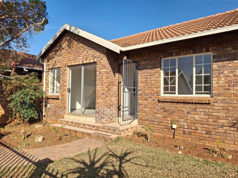 CHARMING 3 BED TOWNHOUSE MAGALIESKRUIN  - Photo 3