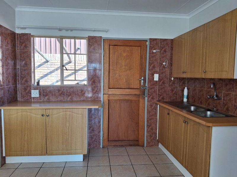 CHARMING 3 BED TOWNHOUSE MAGALIESKRUIN  - Photo 10