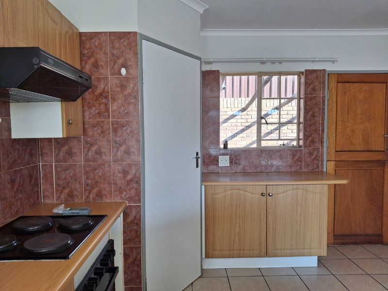CHARMING 3 BED TOWNHOUSE MAGALIESKRUIN  - Photo 9