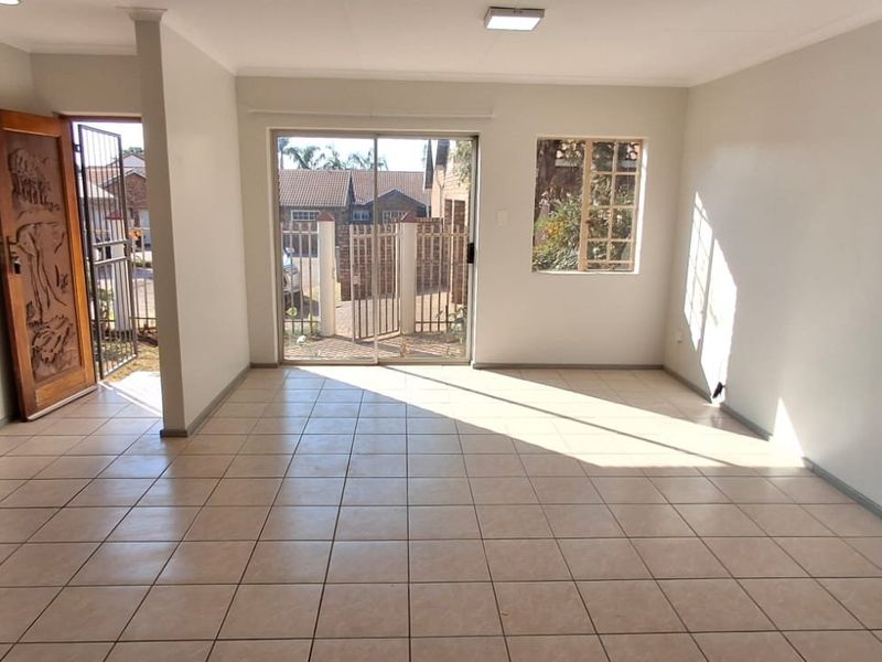 CHARMING 3 BED TOWNHOUSE MAGALIESKRUIN  - Photo 8