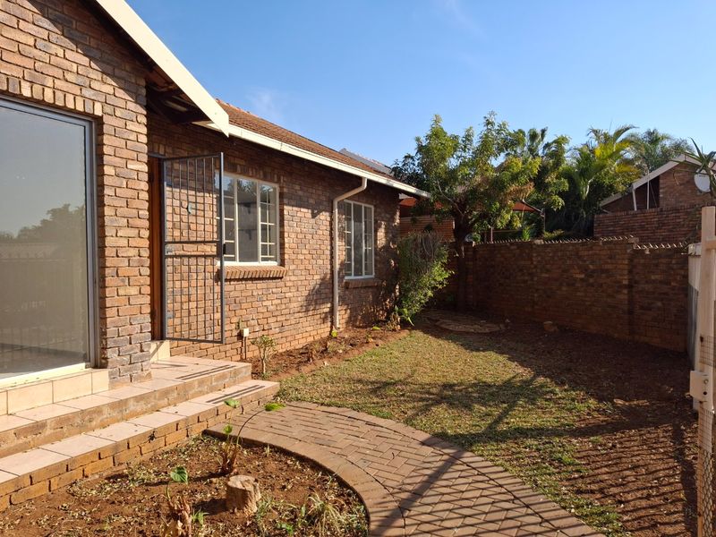 CHARMING 3 BED TOWNHOUSE MAGALIESKRUIN  - Photo 4