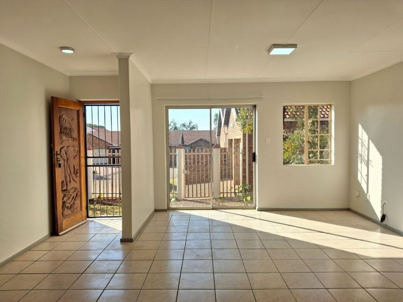 CHARMING 3 BED TOWNHOUSE MAGALIESKRUIN  - Photo 2