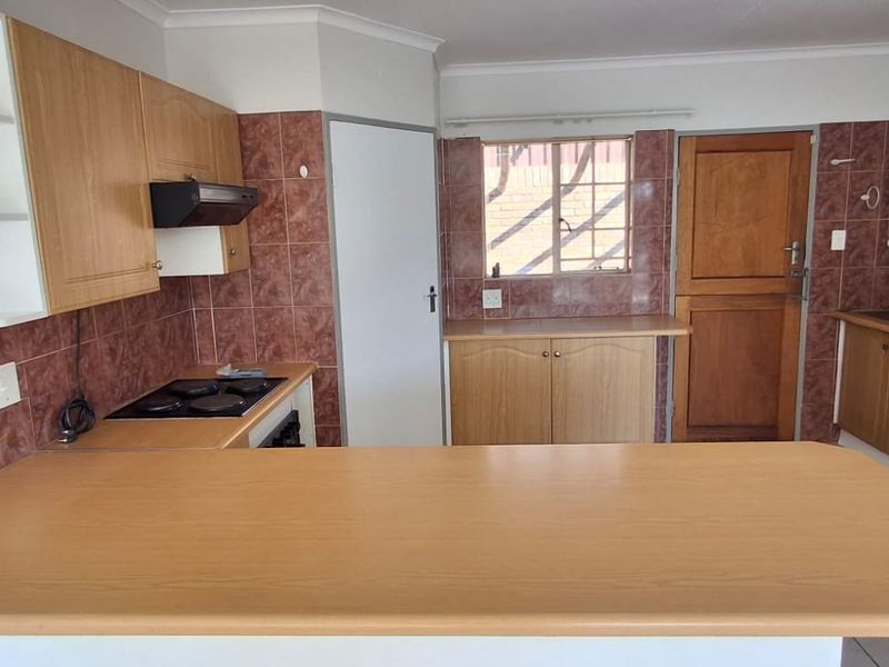 CHARMING 3 BED TOWNHOUSE MAGALIESKRUIN  - Photo 5