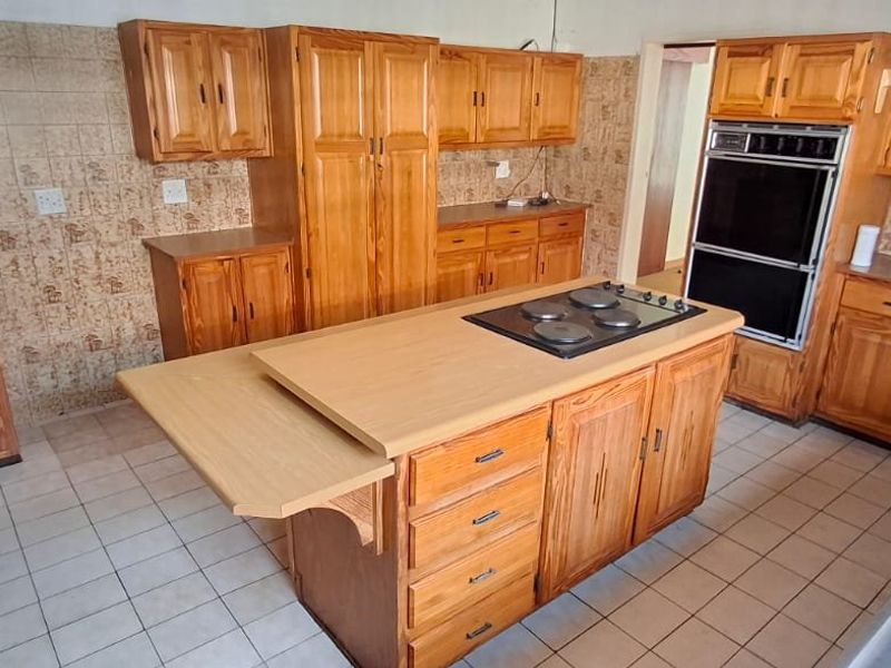 SPACIOUS PROPERTY IN FLORAUNA  FOR SALE - Photo 5