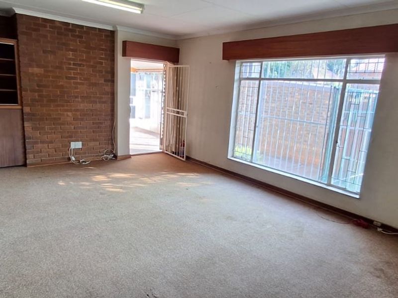SPACIOUS PROPERTY IN FLORAUNA  FOR SALE - Photo 9