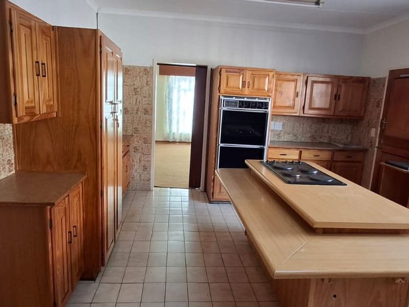 SPACIOUS PROPERTY IN FLORAUNA  FOR SALE - Photo 8