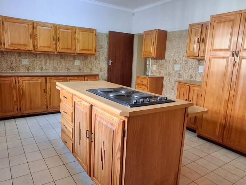 SPACIOUS PROPERTY IN FLORAUNA  FOR SALE - Photo 7