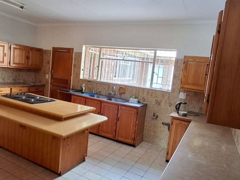 SPACIOUS PROPERTY IN FLORAUNA  FOR SALE - Photo 6