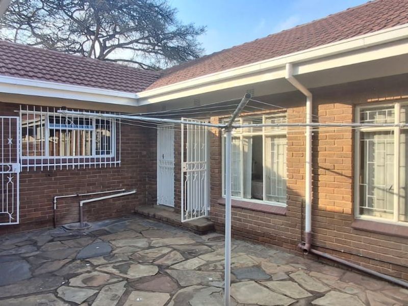 SPACIOUS PROPERTY IN FLORAUNA  FOR SALE - Photo 3