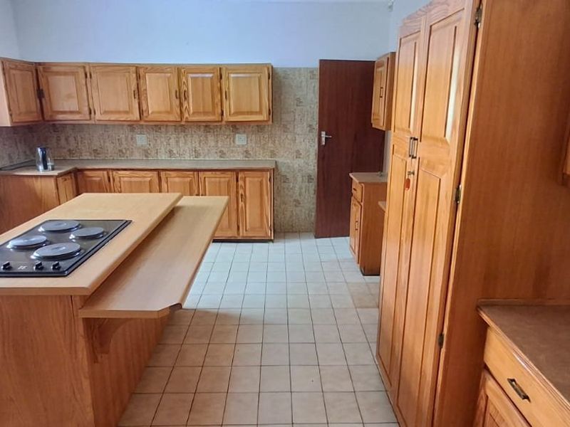 SPACIOUS PROPERTY IN FLORAUNA  FOR SALE - Photo 4
