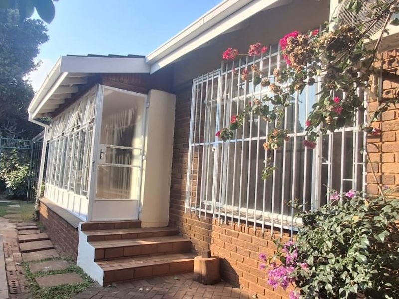 SPACIOUS PROPERTY IN FLORAUNA  FOR SALE - Photo 2