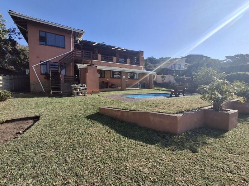 Unique Property Offering Two Homes Under One Roof, Magnificent Ocean Views And Perfectly Positioned On A Corner Stand, One Road From The Beach. An Exceptional Investment Opportunity!!!!!! At An Exceptional Price!!!! - Photo 3