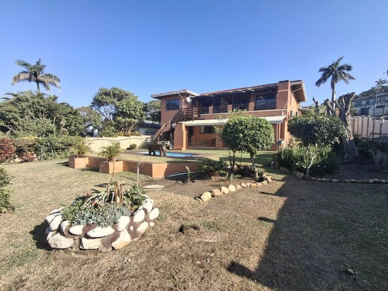 Unique Property Offering Two Homes Under One Roof, Magnificent Ocean Views And Perfectly Positioned On A Corner Stand, One Road From The Beach. An Exceptional Investment Opportunity!!!!!! At An Exceptional Price!!!! - Photo 1