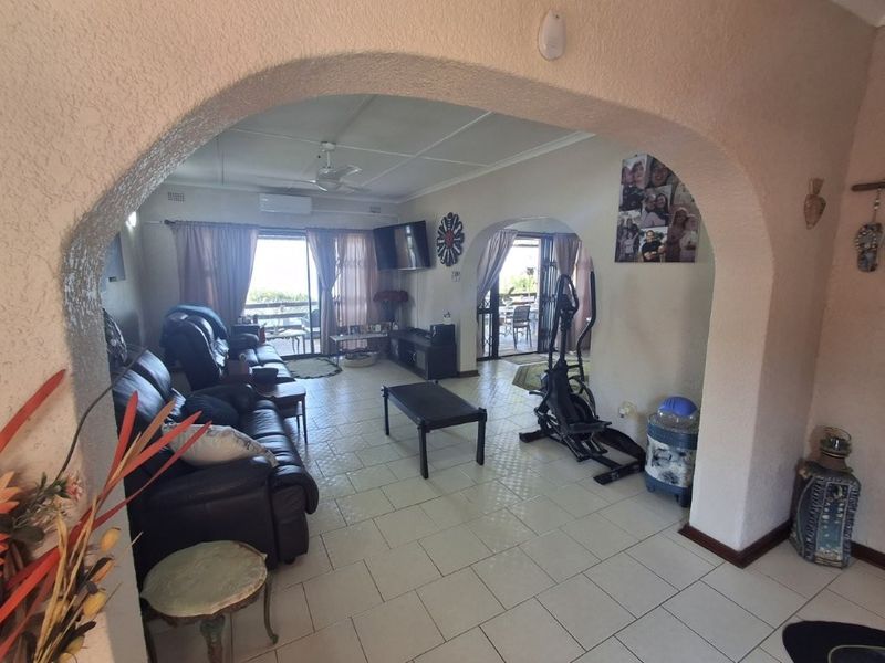 Unique Property Offering Two Homes Under One Roof, Magnificent Ocean Views And Perfectly Positioned On A Corner Stand, One Road From The Beach. An Exceptional Investment Opportunity!!!!!! At An Exceptional Price!!!! - Photo 10