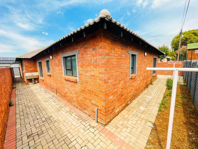House for Rent in Brackenhurst !! - Photo 1