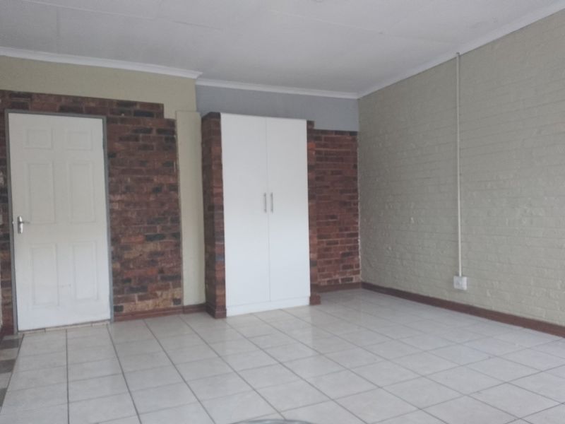 Batchelor cottage available to rent in Clayille - Photo 1