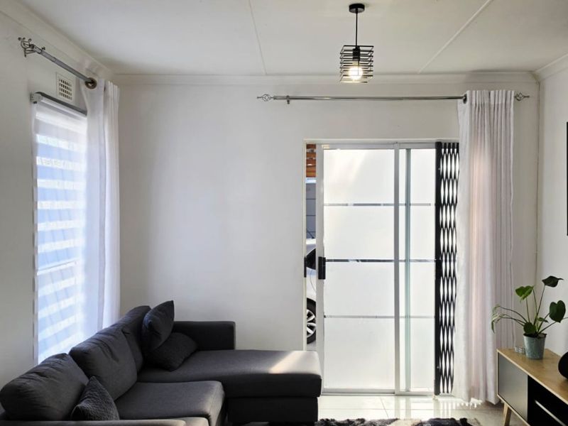 Lovely 2- Bedroom house in Weltevreden valley - Photo 4