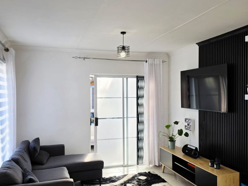 Lovely 2- Bedroom house in Weltevreden valley - Photo 5