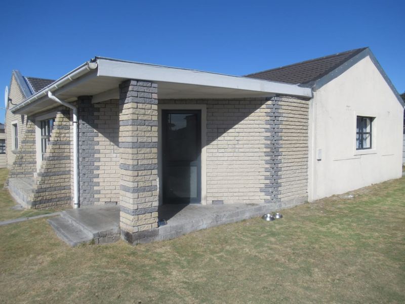 Convenienly located close to all amentities. Low maintenace , spacious, excellent condition family home. - Photo 2