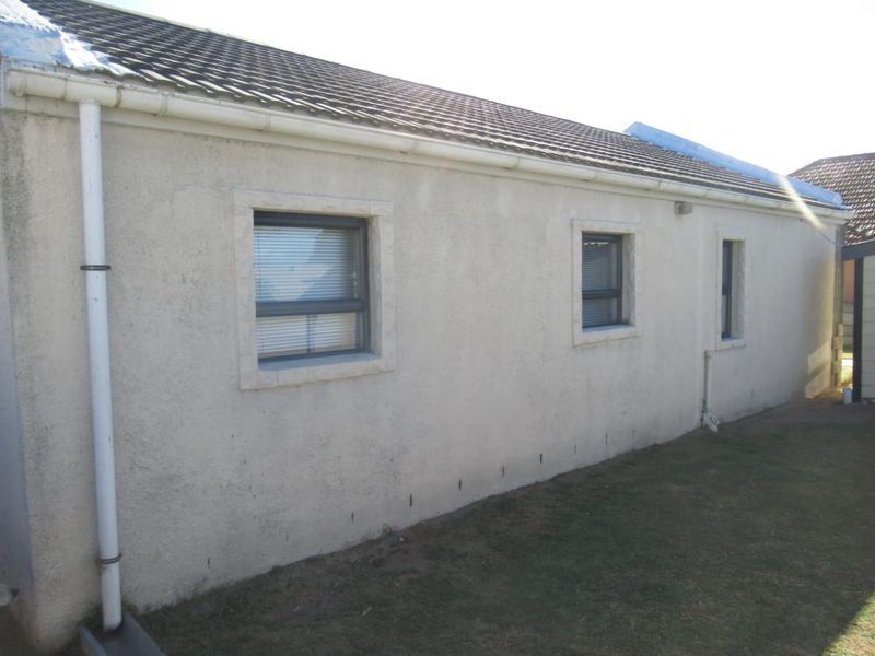 Convenienly located close to all amentities. Low maintenace , spacious, excellent condition family home. - Photo 5