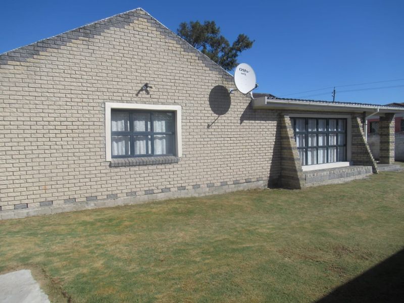 Convenienly located close to all amentities. Low maintenace , spacious, excellent condition family home. - Photo 1