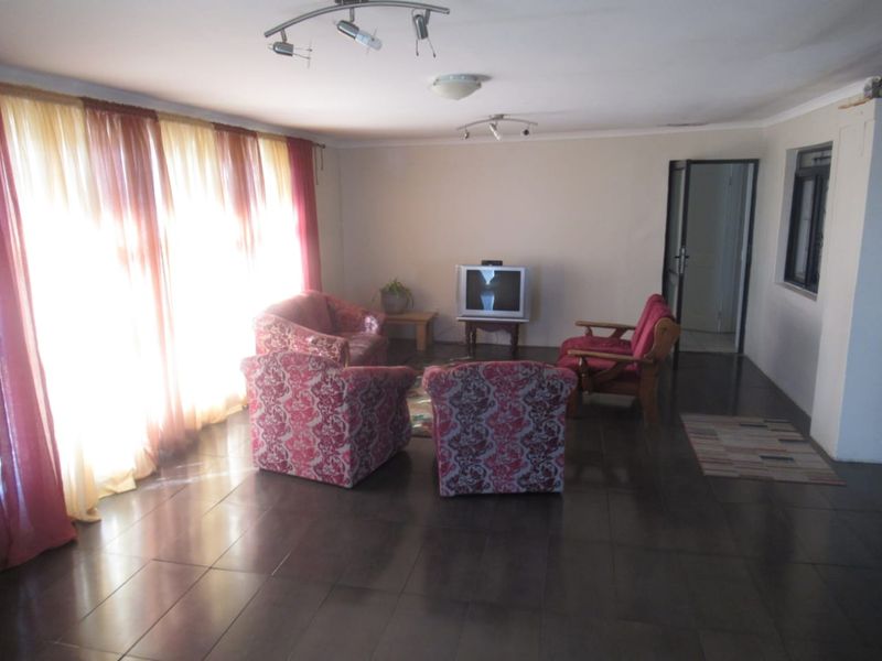 Convenienly located close to all amentities. Low maintenace , spacious, excellent condition family home. - Photo 10