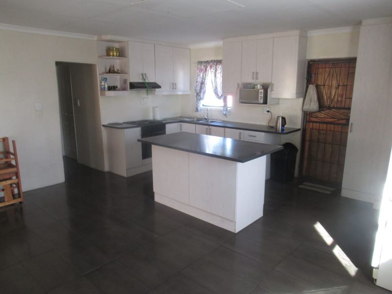 Convenienly located close to all amentities. Low maintenace , spacious, excellent condition family home. - Photo 8