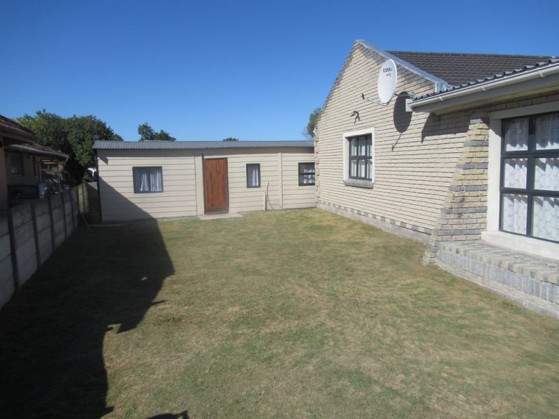 Convenienly located close to all amentities. Low maintenace , spacious, excellent condition family home. - Photo 3