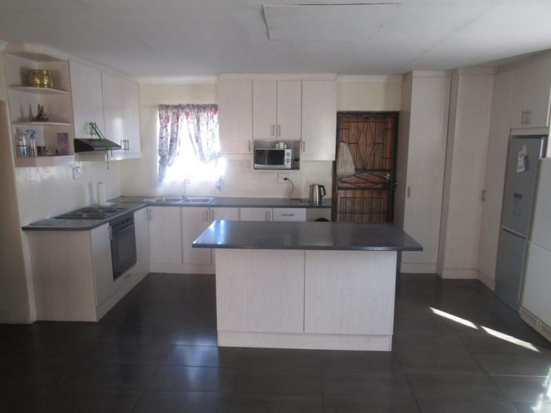 Convenienly located close to all amentities. Low maintenace , spacious, excellent condition family home. - Photo 7
