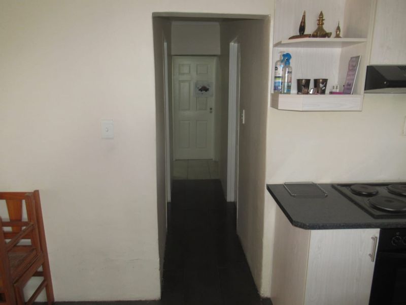 Convenienly located close to all amentities. Low maintenace , spacious, excellent condition family home. - Photo 9