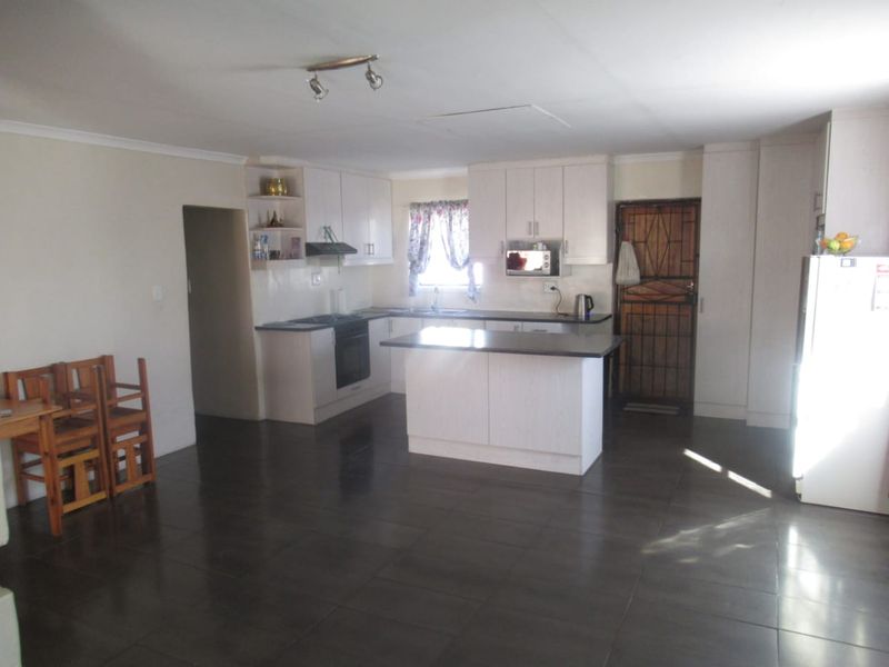 Convenienly located close to all amentities. Low maintenace , spacious, excellent condition family home. - Photo 6