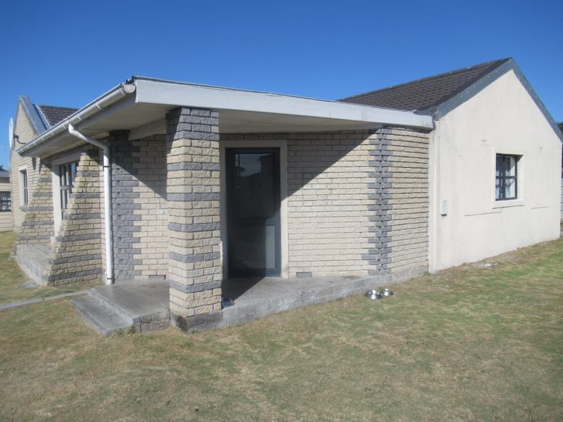 Convenienly located close to all amentities. Low maintenace , spacious, excellent condition family home. - Photo 4
