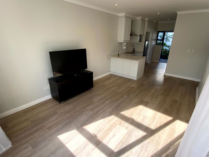 Sunny and Modern 2 Bedroom Ground-floor Apartment - Photo 3
