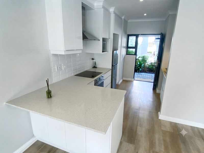 Sunny and Modern 2 Bedroom Ground-floor Apartment - Photo 4