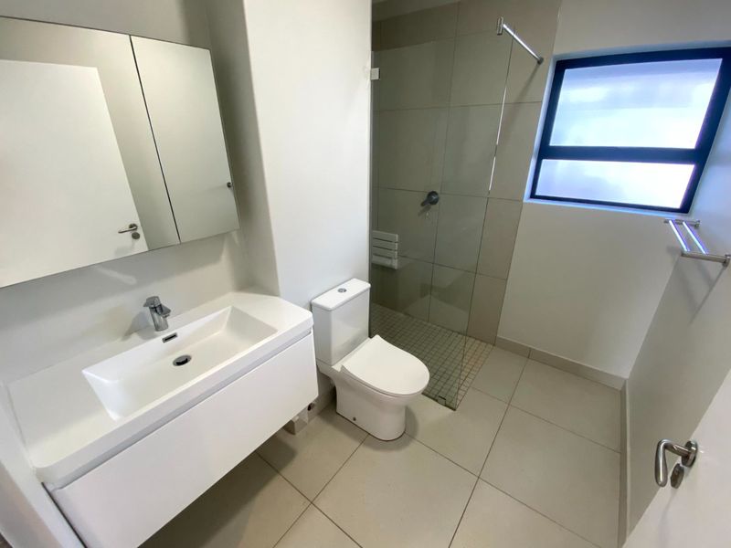 Sunny and Modern 2 Bedroom Ground-floor Apartment - Photo 10