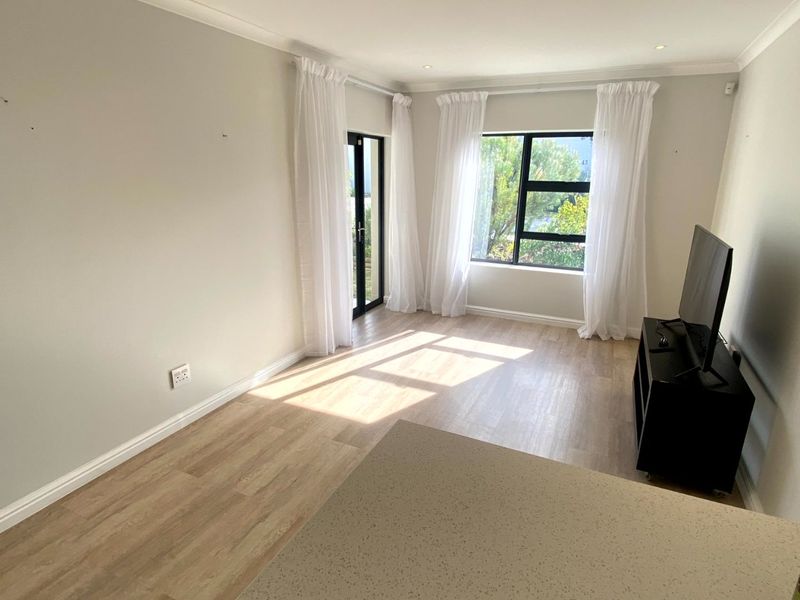 Sunny and Modern 2 Bedroom Ground-floor Apartment - Photo 2