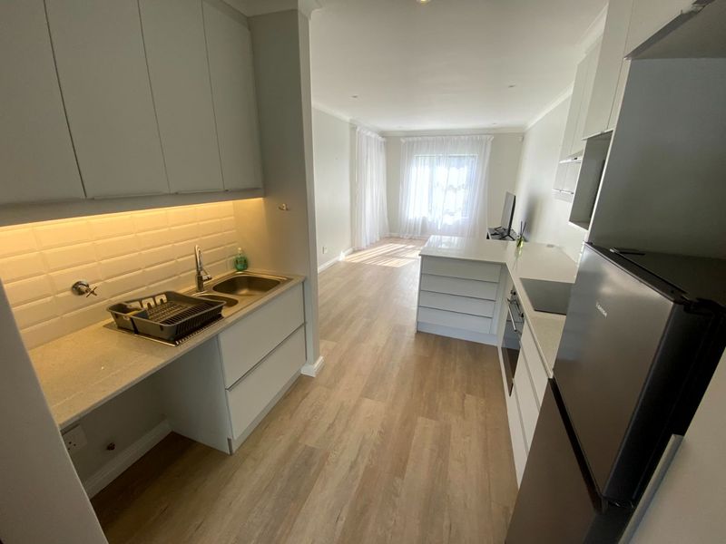 Sunny and Modern 2 Bedroom Ground-floor Apartment - Photo 5
