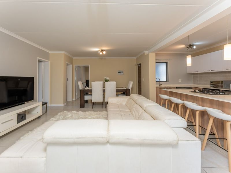 Spacious Family Townhouse with Large Garden in Secure Fish Eagle View - Photo 5